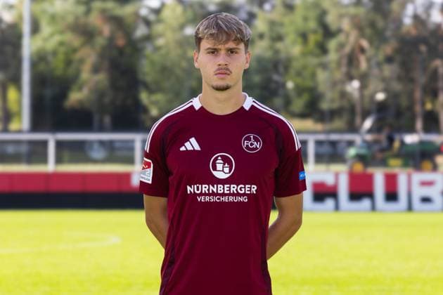 18.09.2024 - 1. FC Nürnberg FCN ( Club ) - 2. Fussball Bundesliga BL - Saison 2024 2025 - Fototermin Porträttermin Vorstellung Präsentation Pressetermin - DaMa - Einzelbild Einzelfoto Portrait Porträt Kopfbild - Nick Seidel (33, 1. FC Nürnberg FCN )