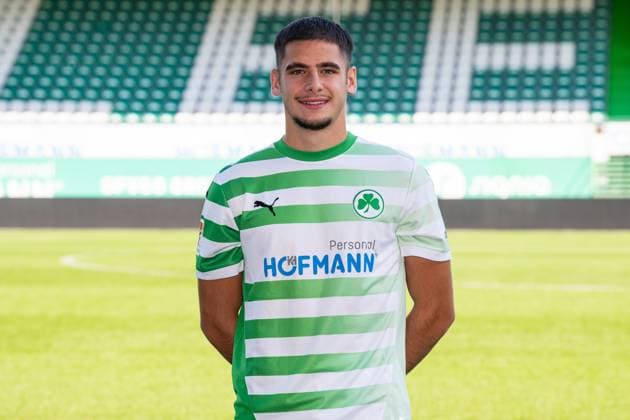 19.09.2024 - SpVgg Greuther Fürth ( Kleeblatt Spielvereinigung ) - 2. Fussball Bundesliga BL - Saison 2024 2025 - Fototermin Porträttermin Vorstellung Präsentation Pressetermin - - Einzelbild Einzelfoto Portrait Porträt Kopfbild - Nemanja Motika (22, SpVgg Greuther Fürth )