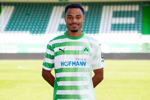 19.09.2024 - SpVgg Greuther Fürth ( Kleeblatt Spielvereinigung ) - 2. Fussball Bundesliga BL - Saison 2024 2025 - Fototermin Porträttermin Vorstellung Präsentation Pressetermin - - Einzelbild Einzelfoto Portrait Porträt Kopfbild - Sacha Banse Bansé (6, SpVgg Greuther Fürth )