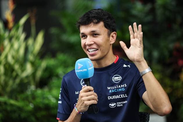 ALBON Alexander (tha), Williams Racing FW46, portrait during the Formula 1 Singapore Grand Prix 2024, 18th round of the 2024 Formula One World Championship, WM, Weltmeisterschaft from September 20 to 22, 2024 on the Marina Bay Circuit, in Singapore, Singapore - F1 - SINGAPORE GRAND PRIX 2024 DPPI Panoramic  240919_R18_SINGAPORE_DP_XB3_7801