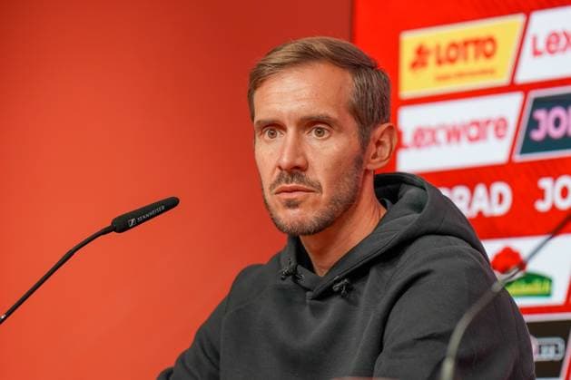 Sport Bilder des Tages Fußball: 1. Bundesliga 2024 2025, SC Freiburg vor dem Spiel gegen den 1. FC Heidenheim, Pressekonferenz, Europa-Park-Stadion (Freiburg): Freiburgs Trainer Julian Schuster Copyright: xJOERANxSTEINSIEKx