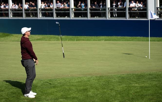 Sport Bilder des Tages Rory McIlroy misses his final putt on the 18th green at Wentworth and throws his club into the air BMW PGA, Golf Herren Championship, Day 1, Virginia Water, UK - 19 Sep 2024  Copyright: xSandraxMailer Shutterstockx 14726299a