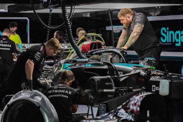 Marina Bay Street Circuit, Singapore, Singapore. 19.September.2024; Mercedes petronas AMG F1 car and engineer in the garage during Formula One Singapore Grand Prix  (267071771)