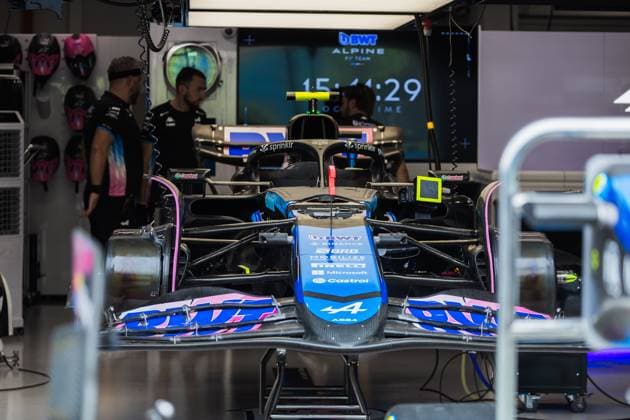Marina Bay Street Circuit, Singapore, Singapore. 19.September.2024; Alpine F1 car and engineer in the garage during Formula One Singapore Grand Prix  (267071826)