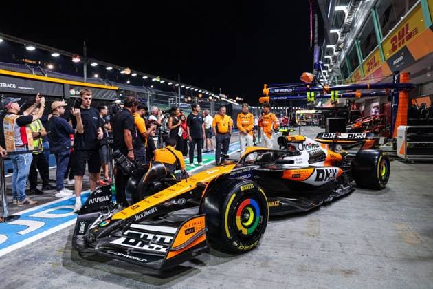 04 NORRIS Lando (gbr), McLaren F1 Team MCL38, action special livery during the Formula 1 Singapore Grand Prix 2024, 18th round of the 2024 Formula One World Championship, WM, Weltmeisterschaft from September 20 to 22, 2024 on the Marina Bay Circuit, in Singapore, Singapore - F1 - SINGAPORE GRAND PRIX 2024 DPPI Panoramic  240919_R18_SINGAPORE_DP_AV6_2316