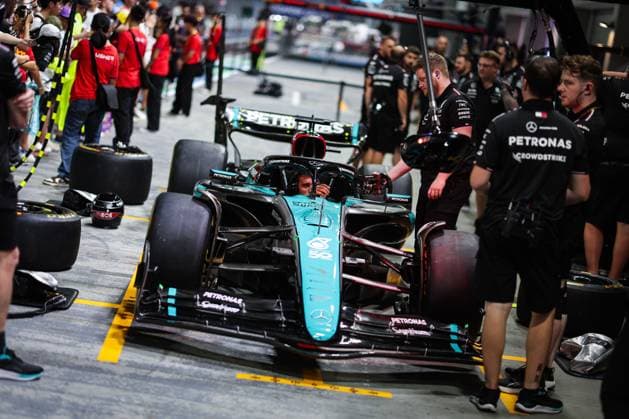 Sport Themen der Woche KW38 Sport Bilder des Tages 63 RUSSELL George (gbr), Mercedes AMG F1 Team W15, action special livery during the Formula 1 Singapore Grand Prix 2024, 18th round of the 2024 Formula One World Championship, WM, Weltmeisterschaft from September 20 to 22, 2024 on the Marina Bay Circuit, in Singapore, Singapore - F1 - SINGAPORE GRAND PRIX 2024 DPPI Panoramic  240919_R18_SINGAPORE_DP_AV3_6935