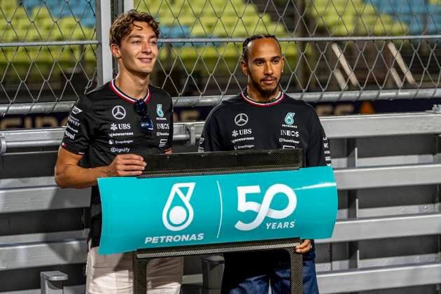 Marina Bay - 19-09-2024, Marina Bay Street Circuit, Lewis Hamilton and George Russell at the Formula 1 Singapore Grand Prix 2024 Thursday Formula 1 Singapore Grand Prix 2024 Thursday  x26283532x Copyright:
