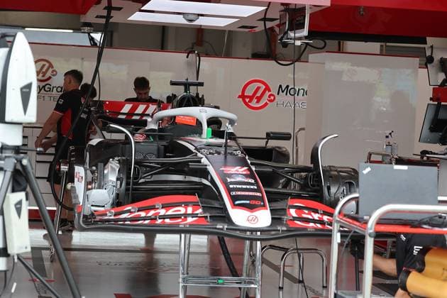 19.09.2024, Marina Bay Street Circuit, Singapore, FORMULA 1 SINGAPORE AIRLINES SINGAPORE GRAND PRIX 2024,im Bild Mechaniker arbeiten am Auto von Kevin Magnussen (DNK), MoneyGram Haas F1 Team Defodi-506_20240919_hbr_0008