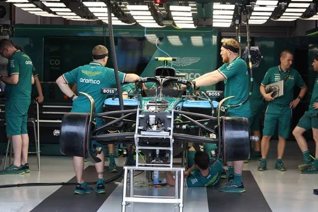 FORMULA 1 SINGAPORE AIRLINES SINGAPORE GRAND PRIX 2024 19.09.2024, Marina Bay Street Circuit, Singapore, FORMULA 1 SINGAPORE AIRLINES SINGAPORE GRAND PRIX 2024,im Bild Mechaniker arbeiten am Auto von Fernando Alonso (ESP), Aston Martin Aramco Cognizant Formula One Team