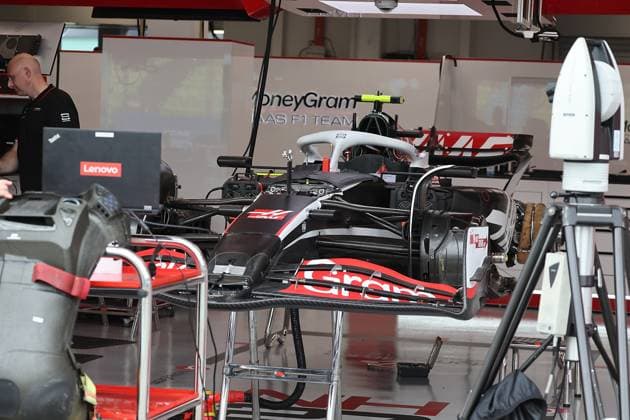 FORMULA 1 SINGAPORE AIRLINES SINGAPORE GRAND PRIX 2024 19.09.2024, Marina Bay Street Circuit, Singapore, FORMULA 1 SINGAPORE AIRLINES SINGAPORE GRAND PRIX 2024,im Bild Mechaniker arbeiten am Auto von Nico Hülkenberg (DEU), MoneyGram Haas F1 Team