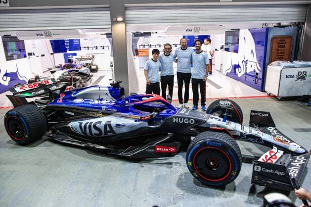 Sport Bilder des Tages Visa Cash App RB F1 Team special denim livery MEKIES Laurent (fra), Team Principal of Visa Cash App RB F1 Team, portrait TSUNODA Yuki (jap), Visa Cash App RB F1 Team VCARB 01, portrait BAYER Peter, CEO of Visa Cash App RB F1 Team, portrait RICCIARDO Daniel (aus), Visa Cash App RB F1 Team VCARB 01, portrait during the Formula 1 Singapore Grand Prix 2024, 18th round of the 2024 Formula One World Championship, WM, Weltmeisterschaft from September 20 to 22, 2024 on the Marina Bay Circuit, in Singapore, Singapore - F1 - SINGAPORE GRAND PRIX 2024 DPPI Panoramic 240919_R18_SINGAPORE_DP_XB5_6846