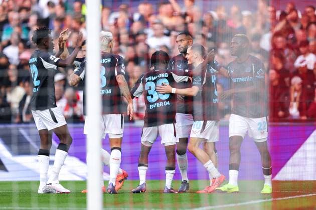 19.09.2024, Fussball, Saison 2024 2025, UEFA Champions League, 1. Spieltag, Feyenoord Rotterdam - Bayer 04 Leverkusen, Die Spieler von Bayer Leverkusen bejubeln das Tor zum 0:1 durch Florian Wirtz (Bayer 04 Leverkusen), Rotterdam De Kuip Stadion Feijenoord Niederlande xRHR-FOTO DEx Copyright: DennisxEwert RHR-FOTOx RHR-FOTO DE