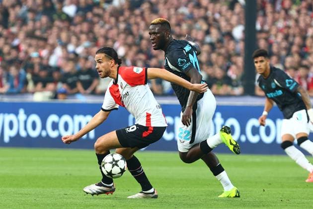 im Zweikampf, Aktion, mit Victor Boniface 22 (Bayer 04 Leverkusen) Ramiz Zerrouki 6 (Feyenoord Rotterdam) Feyenoord Rotterdam vs. Bayer 04 Leverkusen, UEFA Champions League, Fussball, 1. Spieltag, Saison 2024 2025, 19.09.2024 Foto: kolbert-press Ant Palmer Stadion Rotterdam De Kuip Niederlande