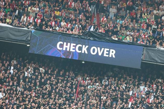 VAR Check zum 1:1 Feyenoord Rotterdam vs. Bayer 04 Leverkusen, UEFA Champions League, Fussball, 1. Spieltag, Saison 2024 2025, 19.09.2024 Foto: kolbert-press Ant Palmer Stadion Rotterdam De Kuip Niederlande