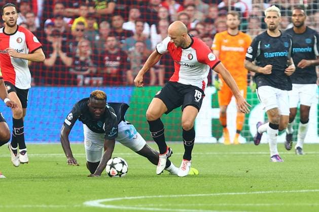 im Zweikampf, Aktion, mit Victor Boniface 22 (Bayer 04 Leverkusen) Gernot Trauner 18 (Feyenoord Rotterdam) Feyenoord Rotterdam vs. Bayer 04 Leverkusen, UEFA Champions League, Fussball, 1. Spieltag, Saison 2024 2025, 19.09.2024 Foto: kolbert-press Ant Palmer Stadion Rotterdam De Kuip Niederlande