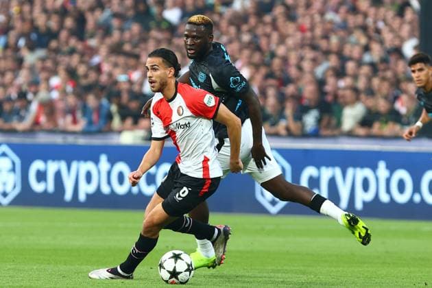 im Zweikampf, Aktion, mit Victor Boniface 22 (Bayer 04 Leverkusen) Ramiz Zerrouki 6 (Feyenoord Rotterdam) Feyenoord Rotterdam vs. Bayer 04 Leverkusen, UEFA Champions League, Fussball, 1. Spieltag, Saison 2024 2025, 19.09.2024 Foto: kolbert-press Ant Palmer Stadion Rotterdam De Kuip Niederlande