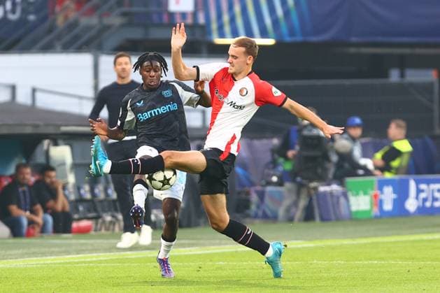 im Zweikampf, Aktion, mit Othniel Raterink 33 (Bayer 04 Leverkusen) Feyenoord Rotterdam vs. Bayer 04 Leverkusen, UEFA Champions League, Fussball, 1. Spieltag, Saison 2024 2025, 19.09.2024 Foto: kolbert-press Ant Palmer Stadion Rotterdam De Kuip Niederlande