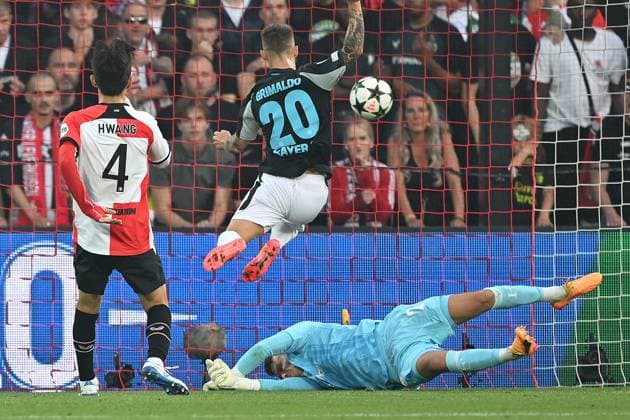 Rotterdam, De Kuip, 19.09.24, GER, Herren, UEFA Champions League, Saison 2024-2025, Feyenoord Rotterdam - Bayer 04 Leverkusen Bild: Alejandro GRIMALDO (Leverkusen) macht das Tor zum 0:2 Only for editorial use! UEFA regulations prohibit any use of photographs as image sequences and or quasi-video. Suedholland Niederlande