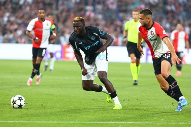 Victor Boniface 22 (Bayer 04 Leverkusen) im Zweikampf, Aktion, mit Thomas Beelen 3 (Feyenoord Rotterdam) David Hancko 33 (Feyenoord Rotterdam) Feyenoord Rotterdam vs. Bayer 04 Leverkusen, UEFA Champions League, Fussball, 1. Spieltag, Saison 2024 2025, 19.09.2024 Foto: kolbert-press Ant Palmer Stadion Rotterdam De Kuip Niederlande