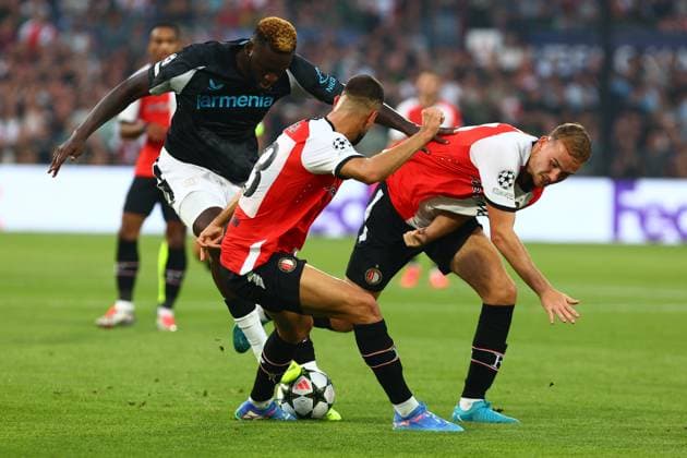 Victor Boniface 22 (Bayer 04 Leverkusen) im Zweikampf, Aktion, mit Thomas Beelen 3 (Feyenoord Rotterdam) David Hancko 33 (Feyenoord Rotterdam) Feyenoord Rotterdam vs. Bayer 04 Leverkusen, UEFA Champions League, Fussball, 1. Spieltag, Saison 2024 2025, 19.09.2024 Foto: kolbert-press Ant Palmer Stadion Rotterdam De Kuip Niederlande