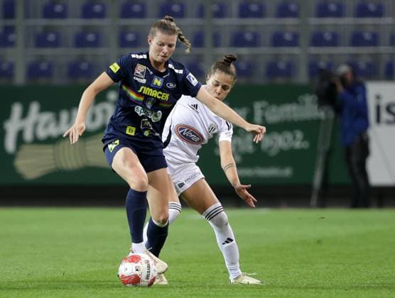 WOMEN SOCCER - UEFA CL, St.Poelten vs Mura SANKT POELTEN,AUSTRIA,19.SEP.24 - WOMEN SOCCER - UEFA Women s Champions League, qualifying round 2, SKN Sankt Poelten vs NS Mura. Image shows Claudia Wenger (St.Poelten) and Sara Makovec (Mura).  GEPAxpictures xWalterxLuger