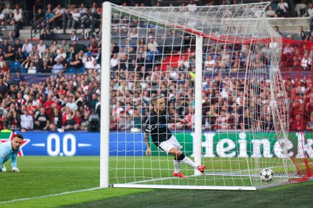 19.09.2024, Fussball, Saison 2024 2025, UEFA Champions League, 1. Spieltag, Feyenoord Rotterdam - Bayer 04 Leverkusen, Alejandro Grimaldo (Bayer 04 Leverkusen) trifft zum 0:2, Rotterdam De Kuip Stadion Feijenoord Niederlande xRHR-FOTO DEx Copyright: DennisxEwert RHR-FOTOx RHR-FOTO DE