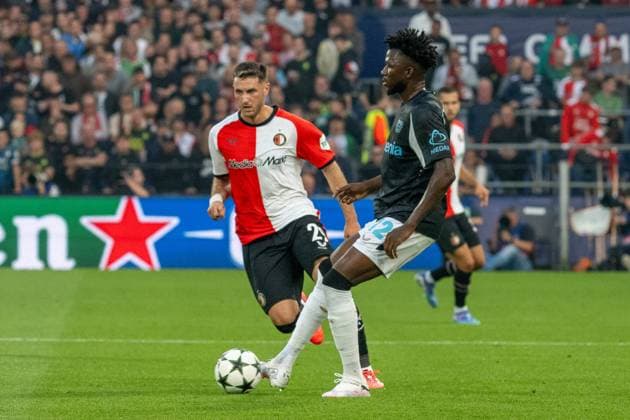 19.09.2024, Fussball: UEFA Champions League, Saison 2024 2025, Spieltag 1, Feyenoord Rotterdam - Bayer 04 Leverkusen im Stadio De Kuip in Rotterdam. Zweikampf zwischen bSantiago Gimenez (Feyenoord Rotterdam, 29) und Edmond Tapsoba (Bayer 04 Leverkusen, 12). Foto: Kirchner-Media TH Copyright: xKirchner-Media THx