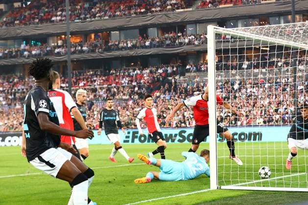 Tor zum 0:4 von Edmond Tapsoba 12 (Bayer 04 Leverkusen) Feyenoord Rotterdam vs. Bayer 04 Leverkusen, UEFA Champions League, Fussball, 1. Spieltag, Saison 2024 2025, 19.09.2024 Foto: kolbert-press Ant Palmer Stadion Rotterdam De Kuip Niederlande