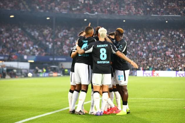 Bayer Leverkusen feiern das Tor zum 0:4 von Edmond Tapsoba 12 (Bayer 04 Leverkusen) Feyenoord Rotterdam vs. Bayer 04 Leverkusen, UEFA Champions League, Fussball, 1. Spieltag, Saison 2024 2025, 19.09.2024 Foto: kolbert-press Ant Palmer Stadion Rotterdam De Kuip Niederlande