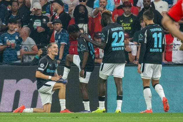 Sport Bilder des Tages 19.09.2024, Fussball: UEFA Champions League, Saison 2024 2025, Spieltag 1, Feyenoord Rotterdam - Bayer 04 Leverkusen im Stadio De Kuip in Rotterdam. Florian Wirtz (l) jubelt nach seinem Tor zum 3:0 mit Jeremie Frimpong, Victor Boniface und Martin Terrier. Foto: Kirchner-Media TH Copyright: xKirchner-Media THx