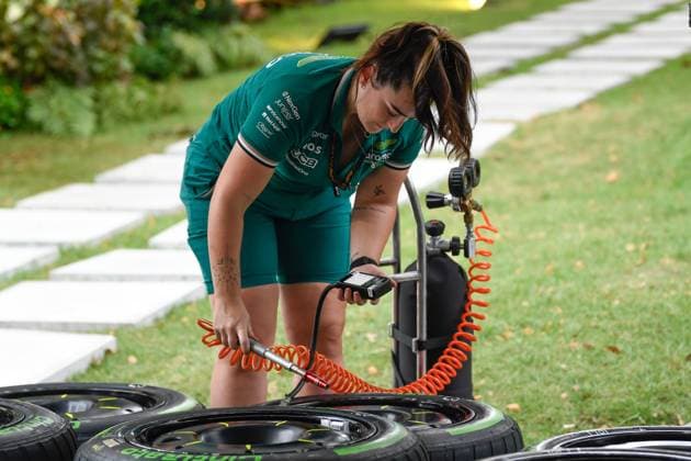 September 19, 2024, Singapore, Singapore, Singapore: Thursday, September 19th, 2024, Singapore: A race official on day 1 of the Formula One Grand Prix of Singapore at the Marina Bay Street Circuit. Singapore Singapore - ZUMAc251 20240919_znp_c251_001 Copyright: xVikramxChandrasekarx