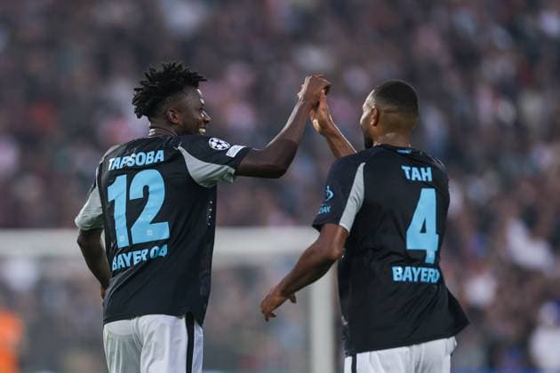 19.09.2024, Fussball, Saison 2024 2025, UEFA Champions League, 1. Spieltag, Feyenoord Rotterdam - Bayer 04 Leverkusen, v. l. Edmond Tapsoba (Bayer 04 Leverkusen), Jonathan Tah (Bayer 04 Leverkusen) bejubeln das Tor zum 0:4, Rotterdam De Kuip Stadion Feijenoord Niederlande xRHR-FOTO DEx Copyright: DennisxEwert RHR-FOTOx RHR-FOTO DE