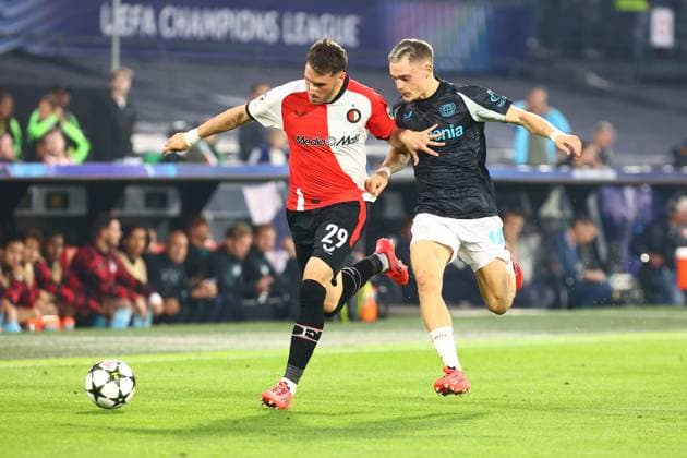 Santiago GimÃ nez 29 (Feyenoord Rotterdam) im Zweikampf, Aktion, mit Florian Wirtz 10 (Bayer 04 Leverkusen) Feyenoord Rotterdam vs. Bayer 04 Leverkusen, UEFA Champions League, Fussball, 1. Spieltag, Saison 2024 2025, 19.09.2024 Foto: kolbert-press Ant Palmer Stadion Rotterdam De Kuip Niederlande