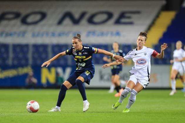 St Polten, Austria, September 19th, 2024: Jennifer Klein (22 SKN St Polten) blocking Spela Kolbl (7 NS Mura) during the UEFA womens champions league play off match St Polten vs Mura at NV Arena, St Polten Tom Seiss SPP (Tom Seiss SPP) Copyright: xTomxSeissx xSPPx spp-en-ToSeSp-20240919 UWCL SKN vs Mura-8474