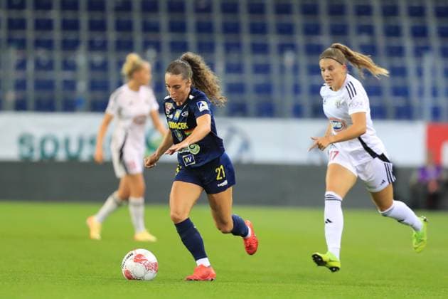 St Polten, Austria, September 19th, 2024: Izabela Krizaj (21 SKN St Polten) being chased by Ziva Vindisar (17 NS Mura) during the UEFA womens champions league play off match St Polten vs Mura at NV Arena, St Polten Tom Seiss SPP (Tom Seiss SPP) Copyright: xTomxSeissx xSPPx spp-en-ToSeSp-20240919 UWCL SKN vs Mura-8523