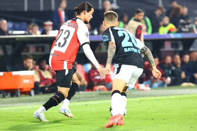Anis Hadj Moussa 23 (Feyenoord Rotterdam) im Zweikampf, Aktion, mit Alex Grimaldo 20 (Bayer 04 Leverkusen) Feyenoord Rotterdam vs. Bayer 04 Leverkusen, UEFA Champions League, Fussball, 1. Spieltag, Saison 2024 2025, 19.09.2024 Foto: kolbert-press Ant Palmer Stadion Rotterdam De Kuip Niederlande