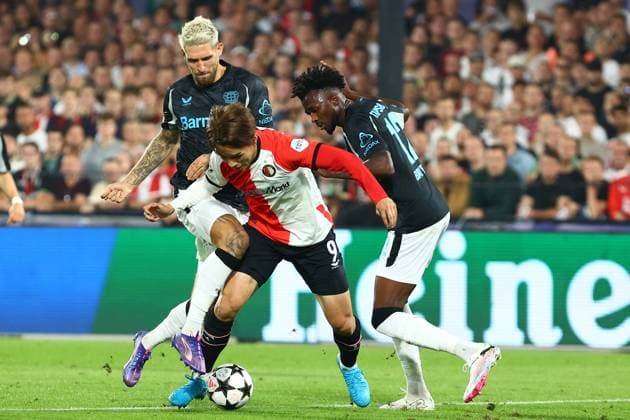 Ayase Ueda 9 (Feyenoord Rotterdam) im Zweikampf, Aktion, mit Robert Andrich 8 (Bayer 04 Leverkusen) Edmond Tapsoba 12 (Bayer 04 Leverkusen) Feyenoord Rotterdam vs. Bayer 04 Leverkusen, UEFA Champions League, Fussball, 1. Spieltag, Saison 2024 2025, 19.09.2024 Foto: kolbert-press Ant Palmer Stadion Rotterdam De Kuip Niederlande