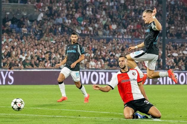 19.09.2024, Fussball: UEFA Champions League, Saison 2024 2025, Spieltag 1, Feyenoord Rotterdam - Bayer 04 Leverkusen im Stadio De Kuip in Rotterdam. Florian Wirtz (Bayer 04 Leverkusen, 10) wird durch David Hancko (Feyenoord Rotterdam, 33) gestoppt. Foto: Kirchner-Media TH Copyright: xKirchner-Media THx