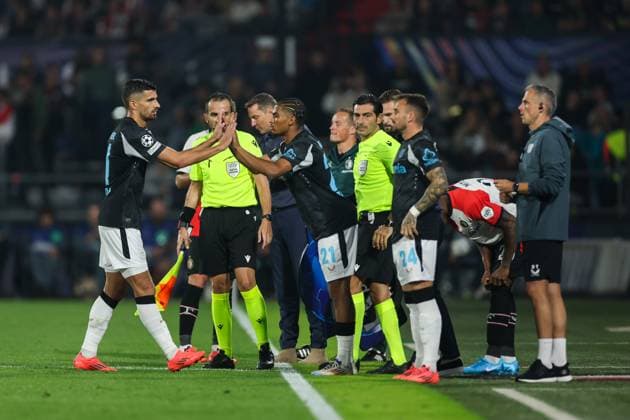 19.09.2024, Fussball, Saison 2024 2025, UEFA Champions League, 1. Spieltag, Feyenoord Rotterdam - Bayer 04 Leverkusen, v. l. Martin Terrier (Bayer 04 Leverkusen), Amine Adli (Bayer 04 Leverkusen), Aleix Garcia (Bayer 04 Leverkusen), Rotterdam De Kuip Stadion Feijenoord Niederlande xRHR-FOTO DEx Copyright: DennisxEwert RHR-FOTOx RHR-FOTO DE