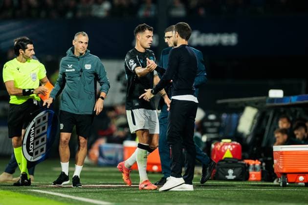 UEFA Champions League: Feyenoord Rotterdam - Bayer 04 Leverkusen; 19.09.2024 Granit Xhaka (Bayer 04 Leverkusen, 34) und Xabi Alonso (Cheftrainer Bayer 04 Leverkusen) klatschen bei Auswechslung ab UEFA Champions League: Feyenoord Rotterdam - Bayer 04 Leverkusen, Rotterdam, Stadion Feijenoord De Kuip am 19.09.2024 Copyright: xBEAUTIFULxSPORTS Wunderlx