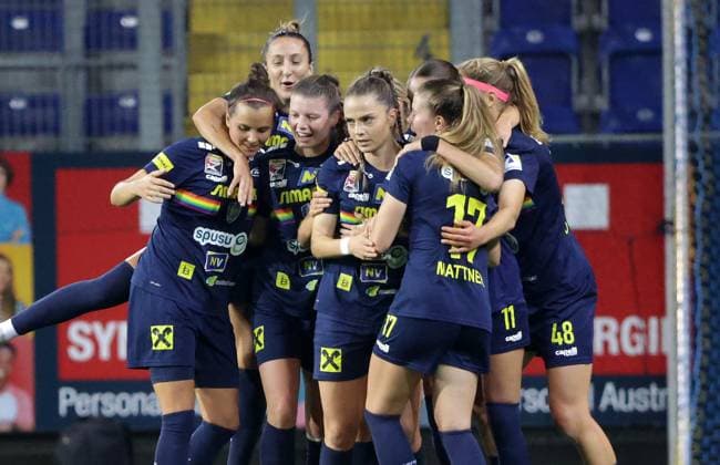 WOMEN SOCCER - UEFA CL, St.Poelten vs Mura SANKT POELTEN,AUSTRIA,19.SEP.24 - WOMEN SOCCER - UEFA Women s Champions League, qualifying round 2, SKN Sankt Poelten vs NS Mura. Image shows the rejoicing of Melike Pekel (St.Poelten) and her team.  GEPAxpictures xWalterxLuger