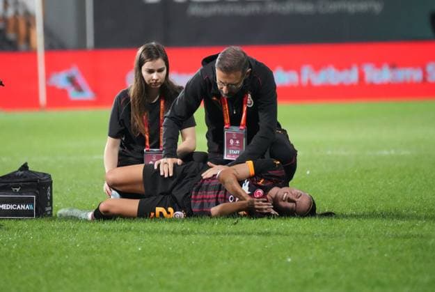 Sport Bilder des Tages Ecem Cumert (21) of Galatasaray (W) during the UEFA Women s Champions League 2nd qualifying first leg match between Galatasaray and Slavia Praha at Esenyurt Necmi KadioglÅüu Stadium in Istanbul i Turkey on September 19 , 2024. ( Photo by Seskimphoto ) Istanbul Turkey Istanbul Turkey Copyright: xSeskimphotox GSaray-SPraha-19924 (2)