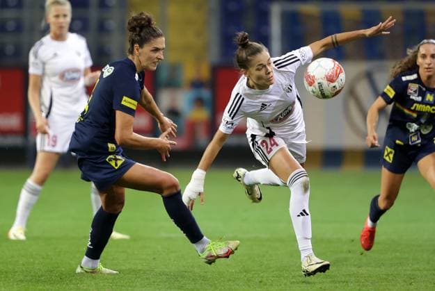 WOMEN SOCCER - UEFA CL, St.Poelten vs Mura SANKT POELTEN,AUSTRIA,19.SEP.24 - WOMEN SOCCER - UEFA Women s Champions League, qualifying round 2, SKN Sankt Poelten vs NS Mura. Image shows Leonarda Balog (St.Poelten) and Sara Makovec (Mura).  GEPAxpictures xWalterxLuger