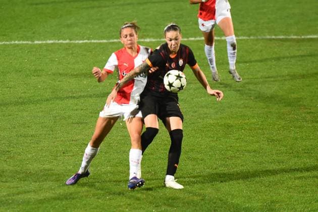 Andrea Staskova (R) of Galatasaray (W) and Diana Bartovicova (L) of Slavia Praha (W) during the UEFA Women s Champions League 2nd qualifying first leg match between Galatasaray and Slavia Praha at Esenyurt Necmi KadioglÅüu Stadium in Istanbul i Turkey on September 19 , 2024. ( Photo by Seskimphoto ) Istanbul Turkey Istanbul Turkey Copyright: xSeskimphotox GSaray-SPraha-19924 (12)