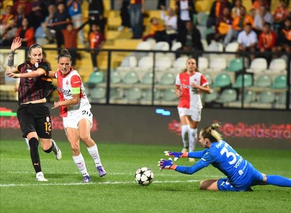 Andrea Staskova (12) of Galatasaray (W) and Diana Bartovicova (20) , goalkeeper Barbara Votikova of Slavia Praha (W) during the UEFA Women s Champions League 2nd qualifying first leg match between Galatasaray and Slavia Praha at Esenyurt Necmi KadioglÅüu Stadium in Istanbul i Turkey on September 19 , 2024. ( Photo by Seskimphoto ) Istanbul Turkey Istanbul Turkey Copyright: xSeskimphotox GSaray-SPraha-19924 (7)