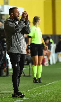 Coach Jiri Vagner Slavia Praha (W) during the UEFA Women s Champions League 2nd qualifying first leg match between Galatasaray and Slavia Praha at Esenyurt Necmi KadioglÅüu Stadium in Istanbul i Turkey on September 19 , 2024. ( Photo by Seskimphoto ) Istanbul Turkey Istanbul Turkey Copyright: xSeskimphotox GSaray-SPraha-19924 (9)