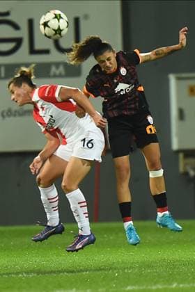 Benan Altintas (R) of Galatasaray (W) and Tereza Szewieczkova (L) of Slavia Praha (W) during the UEFA Women s Champions League 2nd qualifying first leg match between Galatasaray and Slavia Praha at Esenyurt Necmi KadioglÅüu Stadium in Istanbul i Turkey on September 19 , 2024. ( Photo by Seskimphoto ) Istanbul Turkey Istanbul Turkey Copyright: xSeskimphotox GSaray-SPraha-19924 (17)