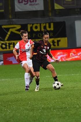 Emine Ecem Esen (R) of Galatasaray (W) and Tereza Szewieczkova (L) of Slavia Praha (W) during the UEFA Women s Champions League 2nd qualifying first leg match between Galatasaray and Slavia Praha at Esenyurt Necmi KadioglÅüu Stadium in Istanbul i Turkey on September 19 , 2024. ( Photo by Seskimphoto ) Istanbul Turkey Istanbul Turkey Copyright: xSeskimphotox GSaray-SPraha-19924 (20)