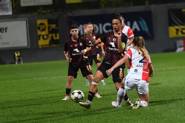 Emine Ecem Esen (8) , Kristina Bakarandze (18) of Galatasaray (W) and Marianna Caroline Annest (2) of Slavia Praha (W) during the UEFA Women s Champions League 2nd qualifying first leg match between Galatasaray and Slavia Praha at Esenyurt Necmi KadioglÅüu Stadium in Istanbul i Turkey on September 19 , 2024. ( Photo by Seskimphoto ) Istanbul Turkey Istanbul Turkey Copyright: xSeskimphotox GSaray-SPraha-19924 (21)