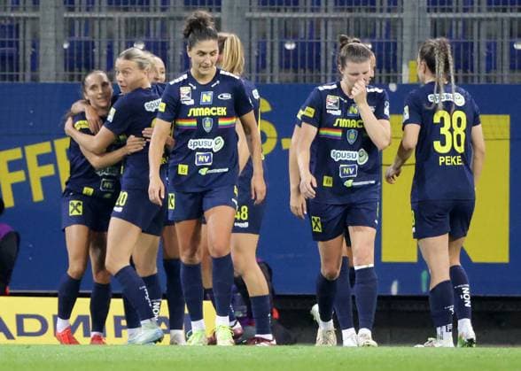 WOMEN SOCCER - UEFA CL, St.Poelten vs Mura SANKT POELTEN,AUSTRIA,19.SEP.24 - WOMEN SOCCER - UEFA Women s Champions League, qualifying round 2, SKN Sankt Poelten vs NS Mura. Image shows the rejoicing of Izabela Krizaj (St.Poelten) and her team.  GEPAxpictures xWalterxLuger